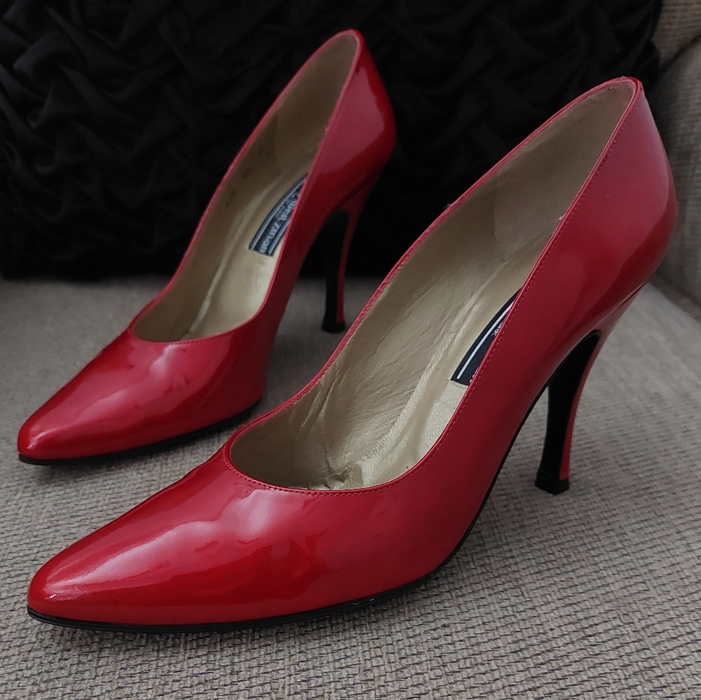 STUART WEITZMAN VINTAGE RED PATENT LEATHER PUMPS